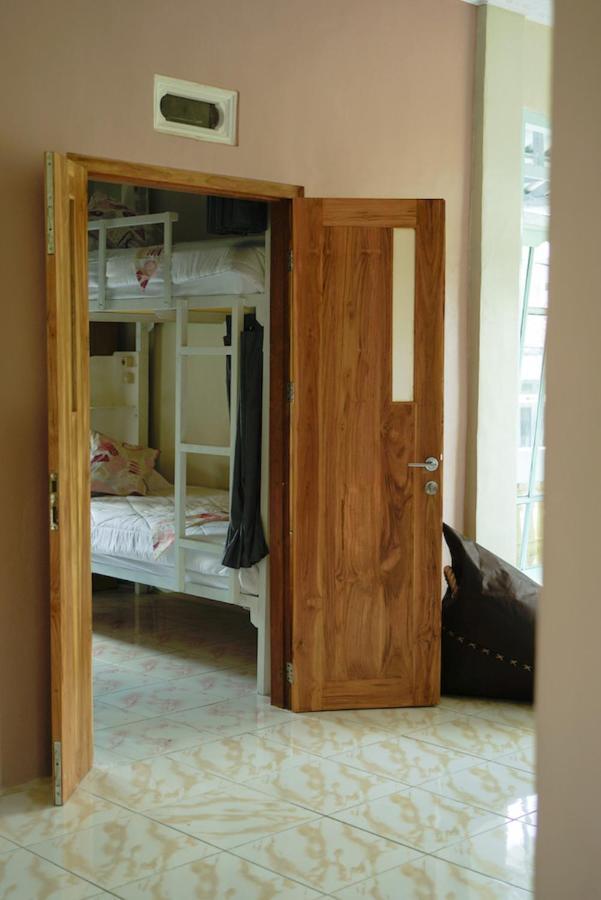 Albergue Bajo Bunkhouse Labuan Bajo Exterior foto