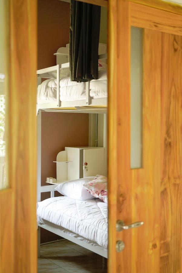 Albergue Bajo Bunkhouse Labuan Bajo Exterior foto