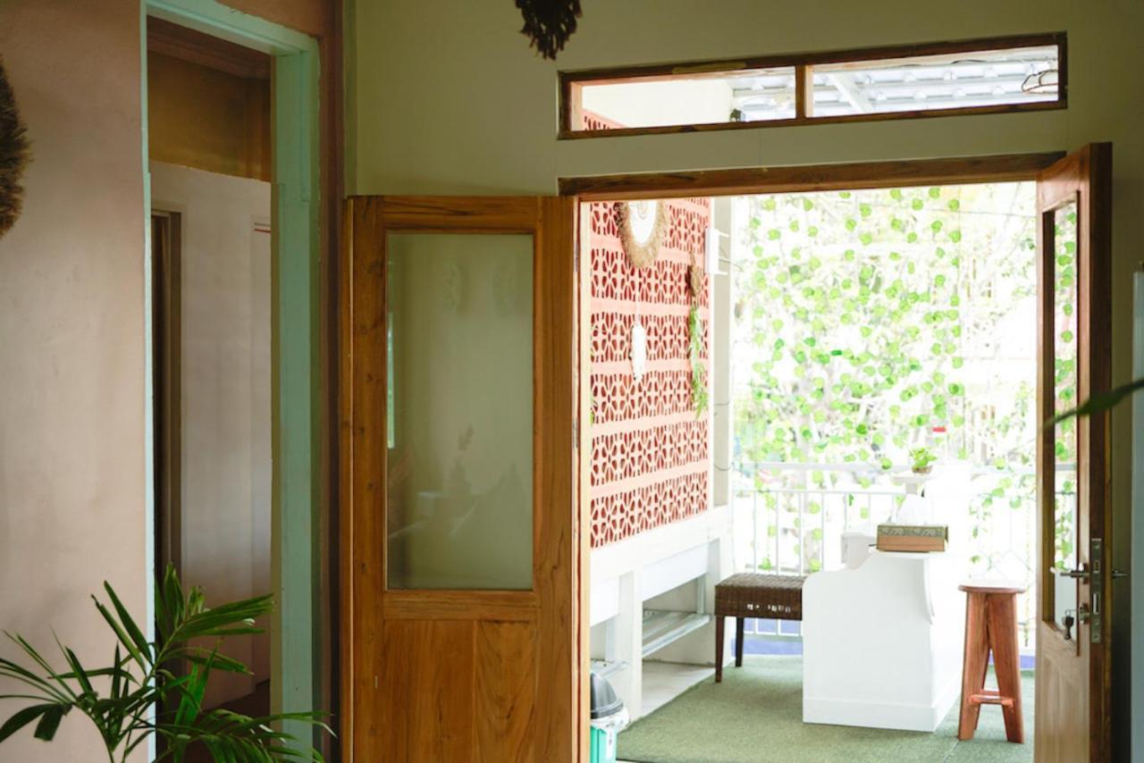 Albergue Bajo Bunkhouse Labuan Bajo Exterior foto